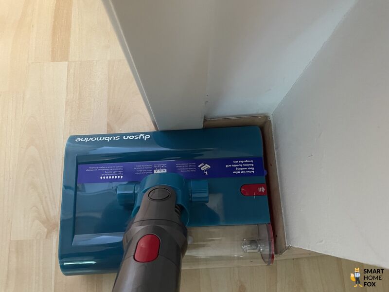 Dyson V15s Detect Submarine: влажная уборка вдоль плинтуса